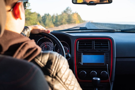 开车在路上图片