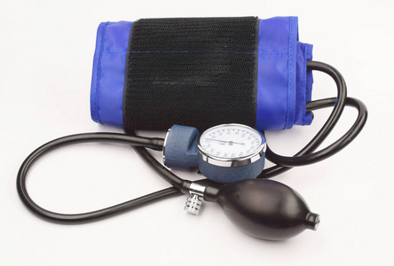 血压袖带隔离在白色监测仪上