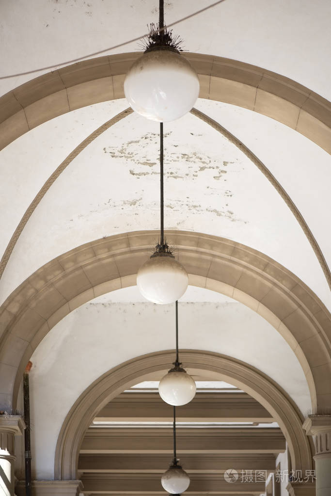 意大利罗马一条走廊上有四盏挂灯的老式天花板的细节