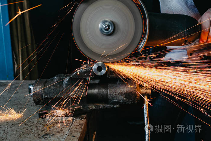 用圆锯切割金属时产生的火花