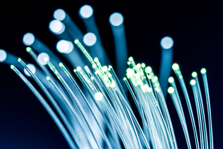 纤维束末端有灯的光纤束. 蓝色背景.照片