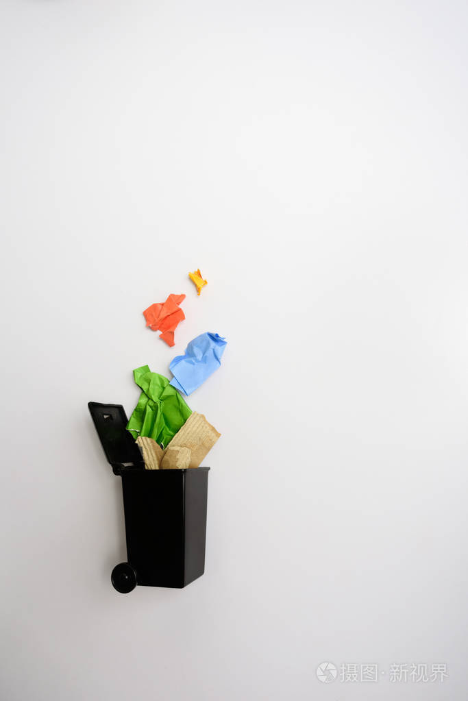 灰色背景上有纸的垃圾桶垃圾分类和零废物概念