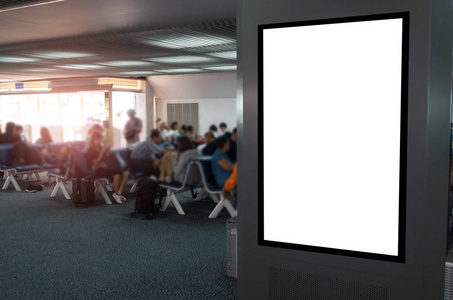 模拟垂直空白广告广告牌或灯箱展示，让人们在机场等待，复制空间为您的短信或媒体内容，广告，商业和营销概念。