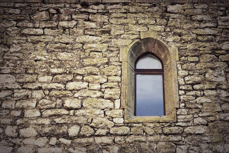 古堡墙上的哥特式窗户，历史建筑的纹理形象