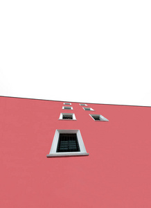 现代当代建筑的建筑，以粉红色和蓝色的极简几何图案对抗白色的天空，复制空间