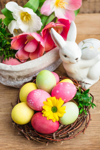 复活节彩涂彩蛋一窝在木制背景上春天基督教节日