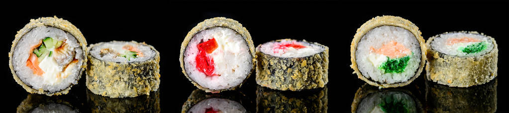 在黑暗的背景上烤热寿司卷。 热炒寿司卷寿司菜单。 日本食物。 极高分辨率图像