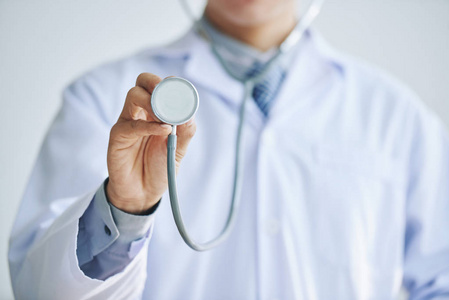 白衣医生肉丝持有听诊器的白衣全科医生照片