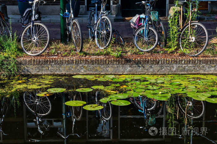 关闭自行车与倒影在德尔夫特城市荷兰运河