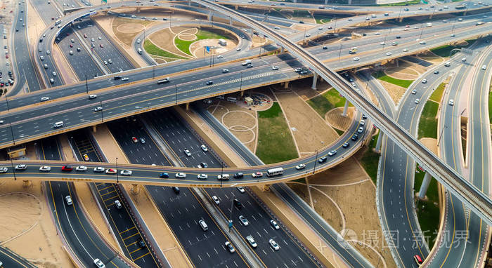 城市景观公路交通立交鸟瞰桥运输路口交通道路与车辆移动鸟瞰背景风景