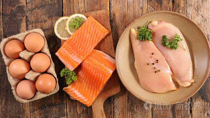 含鱼肉和鸡蛋的蛋白质食物