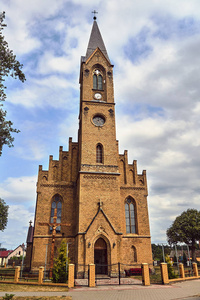 新哥特式历史教区教堂，在波兰有一座塔