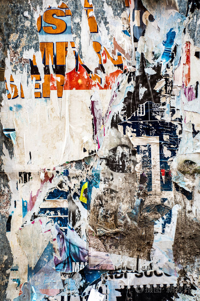 撕破的海报. 撕破的老式拼贴海报. 皱褶皱皱的纸张表面纹理背景.