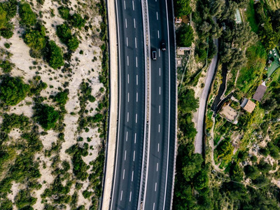 带道路的夏季景观鸟瞰。 意大利农村有汽车的高速公路。 无人机摄影