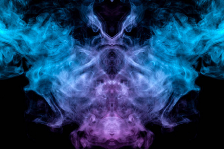 在黑色背景上蒸发蓝色烟雾的神秘和神秘图案在设计上类似于外星人的头部和眼睛以粉红色上升到顶部。 T恤印花。