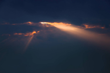 黑暗的暴风雨的天空。阴郁的云。阴天天气