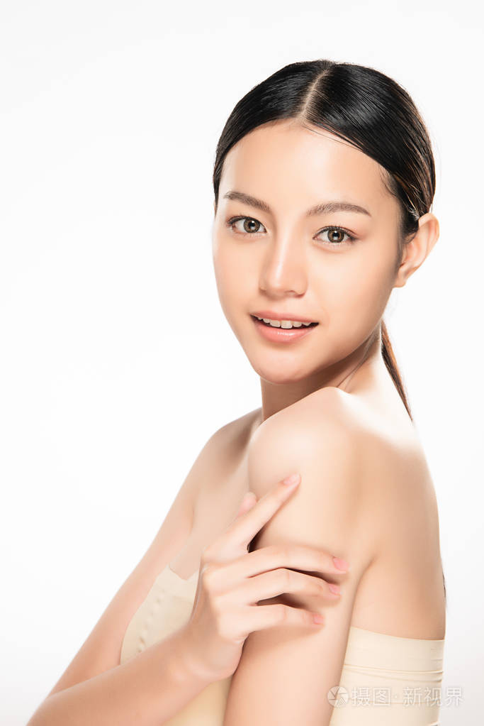 美丽的年轻亚洲女人干净清新的皮肤外观女孩美丽的脸护理面部治疗美容