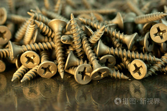 白色背景上带有六角头的自攻金属螺钉