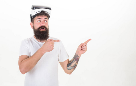 3d 技术虚拟现实娱乐网络空间和人的概念带着虚拟现实耳机或3d 眼镜的快乐年轻人。在白色背景中佩戴虚拟现实护目镜的男子