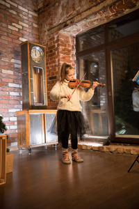 一个在旧公寓里拉小提琴的小女孩