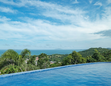 在山的边缘的游泳池，可以看到大海。 无限池。 伊哈多阿维罗多岛的背景，巴西。