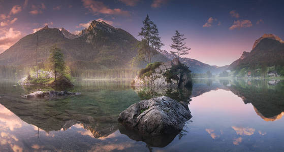 Hintersee 湖的看法在巴法力亚阿尔卑斯, 德国