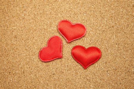 几颗心在软木板上强烈的爱的概念