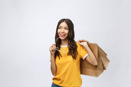 美丽迷人的亚洲女人微笑着拿着购物袋感觉如此幸福, 并享受黑色星期五销售在购物中心, 孤立在白色的背景, 购物概念