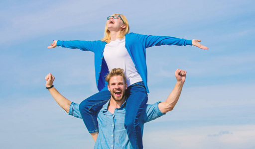 夫妻俩快乐的日子一起玩.自由概念.男人背着女朋友肩上, 天空背景照片