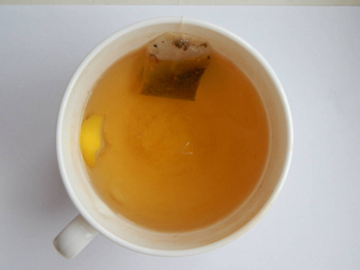 杯茶包和柠檬