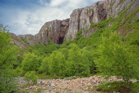 从沃斯特恩出口穿过托尔加登山的隧道