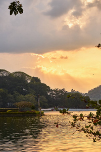 日落时美丽的湖景