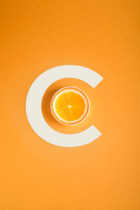 维生素 c 的概念, 橙色和字母 c 在一个橙色的背景