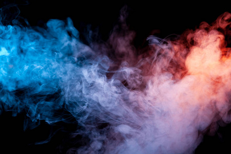 洋红色旋流从蒸发在彩虹颜色中的蒸气电子香烟中喷出的烟雾:红色橙色