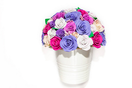 可爱的白色花盆在一个空的背景上，五颜六色的装饰玫瑰粉红色紫色和丁香色的室内设计和空间。 一份礼物，有自己的手工艺品爱好。