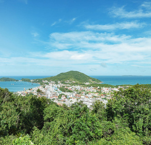 巴西的孟买。 全景的旅游城市和一些海滩与蓝色的海洋周围的山。 沿海城市在一个美丽的晴天。