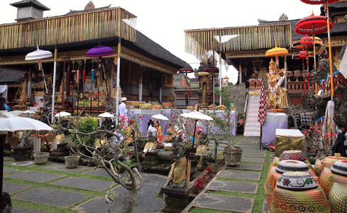 印度教寺庙塔曼萨拉斯瓦蒂献给智慧女神德维萨拉斯瓦蒂是印度尼西亚巴厘岛文化首都乌布德最美丽的寺庙之一。 通往寺庙的道路被带有彩票的