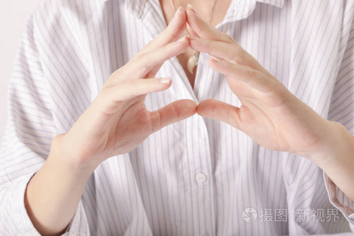 亲密的形象交叉的女性手