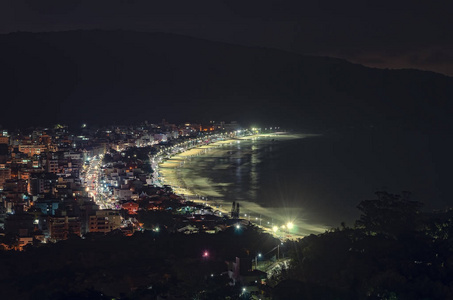 巴明哈斯市和普里亚德邦达斯夜间全景。 旅游季节城市建筑主要大道利奥波多扎林和孟买海滩。