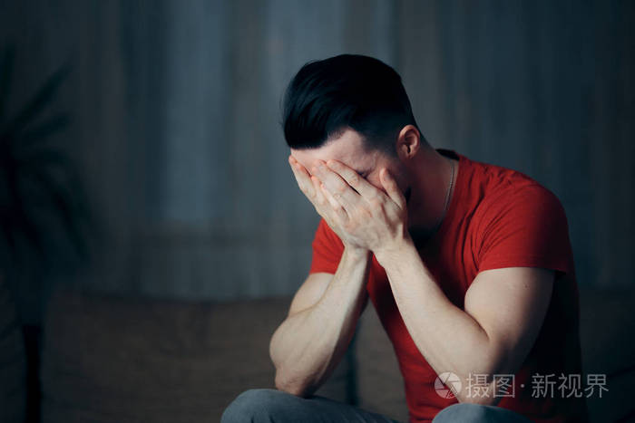 伤心沮丧的人感到焦虑和压力