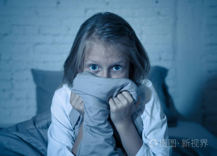 恐惧害怕可爱的失眠小女孩睡在床上,半夜醒着,看上去很累,晚上睡不着