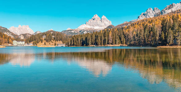 秋天意大利白云石山著名的米苏里纳湖的全景。 蒂罗尔阿尔卑斯山概念旅行