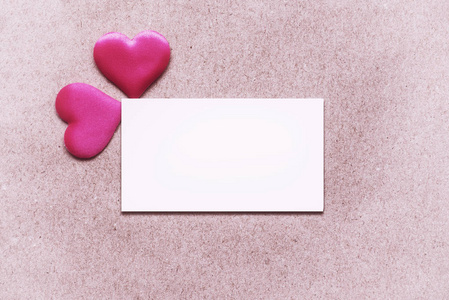情人节浪漫背景快乐假期2月14日爱情概念。 明信片背景装饰着心。 节日的装饰卡。 情人节。 复制免费空间。