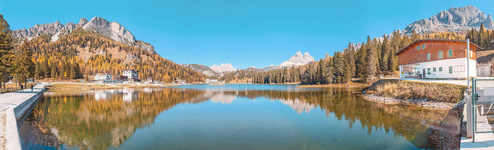 意大利白云岩秋季米苏里纳湖。 蒂罗尔阿尔卑斯山概念旅行