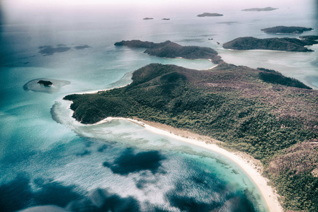 在澳大利亚阳光明媚的日子里，从空中俯瞰惠松第群岛。