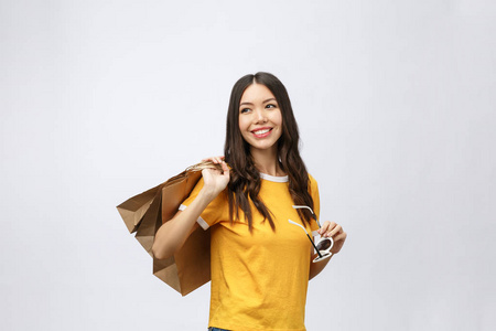 美丽迷人的亚洲女人微笑着拿着购物袋感觉如此幸福, 并享受黑色星期五销售在购物中心, 孤立在白色的背景, 购物概念