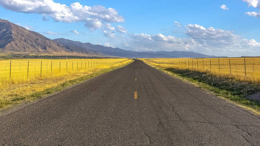 享有山景和天空美景的道路