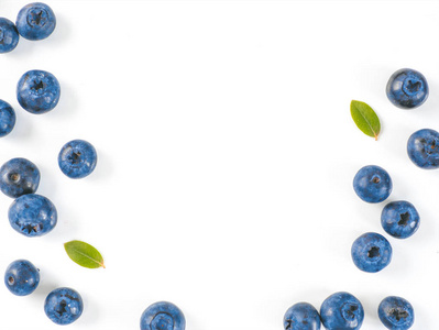 在白色背景上分离的蓝莓. 蓝莓边界设计的创意布局. 复制空间.