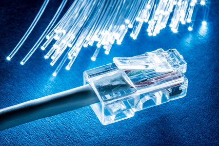 网络电缆和光纤在背景的末端有灯。