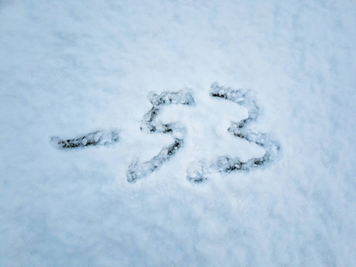 温度为53，写在刚下的雪中。